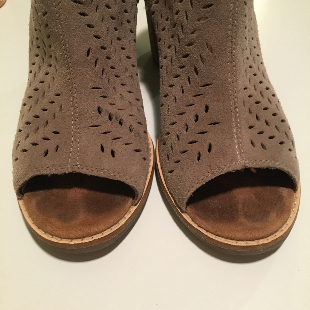 **SOLD** TOMS Majorca Suede Peep Toe Bootie 7.5M - Picture 6 of 8